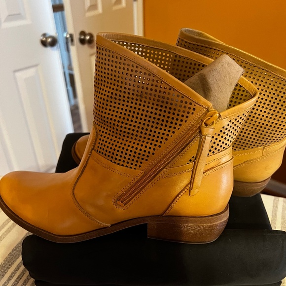 Ladies Boot - Picture 3 of 8